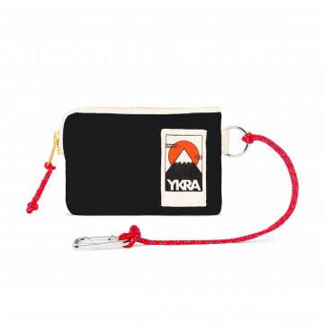 Mini Wallet - Lompakko:  YKRA Mini Wallet -lompakossa on karabiineri, jolla sen saa kiinnitettyä laukkun. Vetoketju pitää kaiken turvassa...