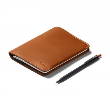 Notebook Cover & Kynä:  Tämä setti sisältää sekä Notebook Cover Mini -muistivihkokotelon sekä The Notetaker -kynän. Isot ideat pienessä...