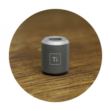 Titanium Lanyard Bead:  Titanium Lanyard Bead -holkki on täydellinen EDC-tarvikkeidesi kustomointiin. Holkin keskellä on 5,5 mm reikä, joka...
