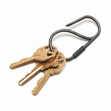 Offset - Avaimenperä:  Offset-avaimenperän suunnittelu perustuu perinteiseen karabiineriin, ja kiinnittyy vaivatta vyönlenkkiin tai laukun...