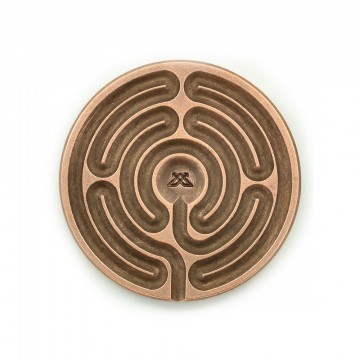 Labyrinth Stone Copper - Kolikko:  Labyrintti voidaan mieltää psyykeen symboliksi ja mitä C. G. Jung kutsui individuaatioprosessiksi, mutkaista tietä...