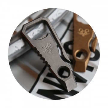 Titanium Caplifter / Prybar:  Vaikka se ei olekaan veitsi, Titanium Caplifter / Prybar on terävää designia. Toimii avaimenperässä tai taskun...