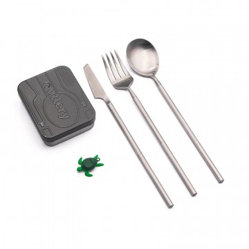 Cutlery Set - Aterimet:  Kokoon taittuvassa Cutlery Set -aterinsetissä on lusikka, haarukka ja veitsi. Toimitetaan taskuun mahtuvassa...