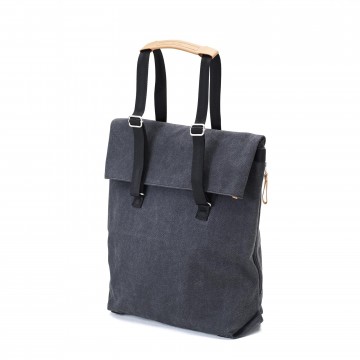Day Tote - Laukku:  Day Tote on minimalistinen mutta monipuolinen laukku/reppu päivittäiseen käyttöön. Tilavaan päätaskuun mahtuu kaikki...
