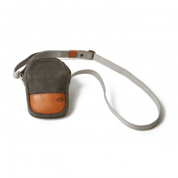 Neck Pouch - Laukku:  Lujatekoinen ja kompakti sling-laukku leikkuun estävällä kankaalla ja hihnalla, RFID-suojauksella ja säänkestävillä...