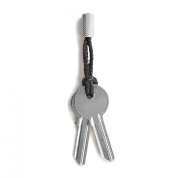 Key Fob Steel:  Yksinkertainen ruostumattomasta teräksestä koneistettu avaimenperä, jossa tunnusomainen Wingback-karhennus. Se...