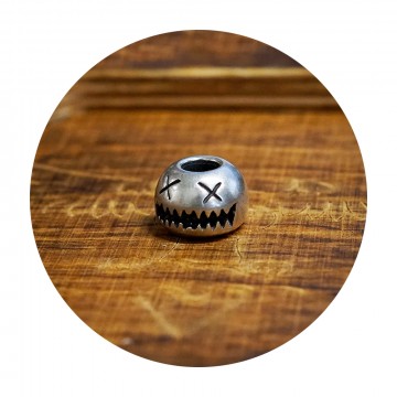 Smiley Bead Silver:  Smiley Bead Silver sopii 550-paracordiin ja siinä on hieno kivipesty viimeistely. Paino 11 g, koko 11 x 15 mm, 6 mm...