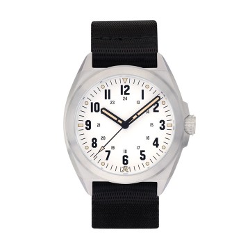 Valour 38 Whistler White:   Valour 38 -kello on puhdaslinjainen ja klassinen kenttäkello, josta näkee ajan selkeästi nopealla vilkaisulla....