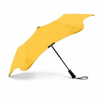 Metro Umbrella:  Blunt Metro folds up and easily slide into the sleeve and can be carried in a bag. The tips of the Blunt umbrella...